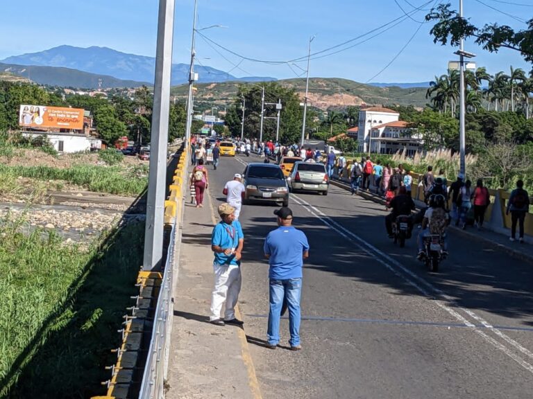 Nutrido el tránsito por el puente Simón Bolívar este martes 13