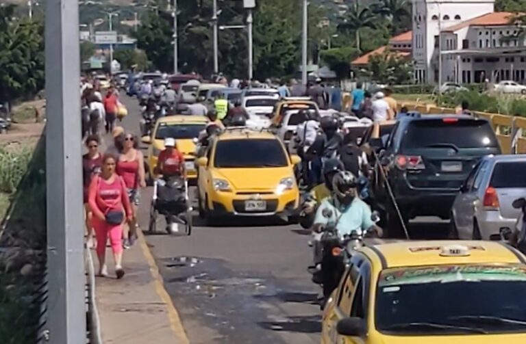 Largas filas de vehículos para ingresar a Colombia por el puente Simón Bolívar