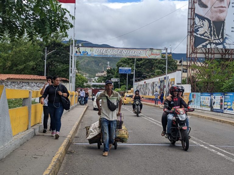 Sábado nutrido por el puente Simón Bolívar