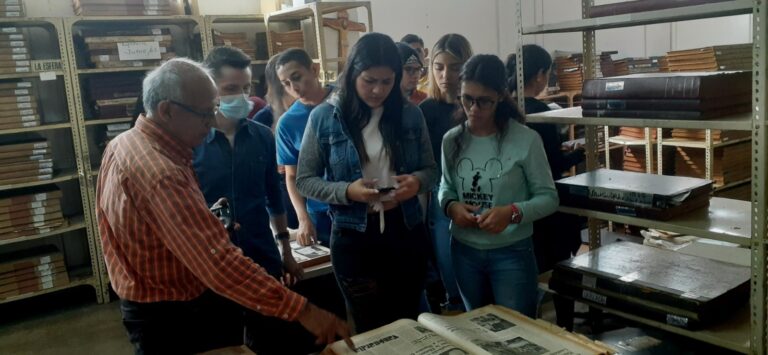 Estudiantes de Comunicación Social hacen visita guiada a la Hemeroteca