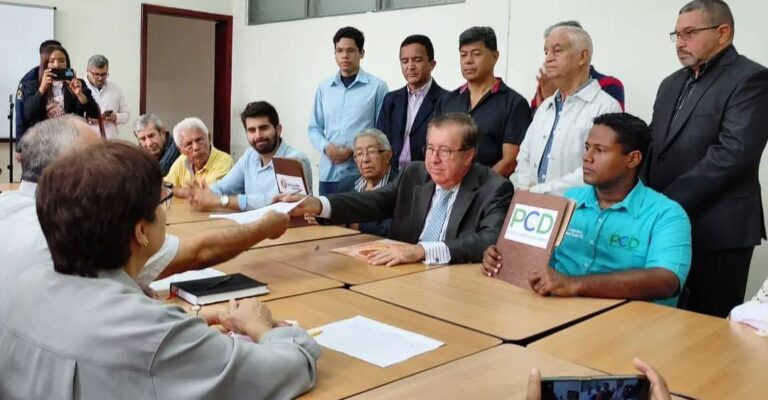 Cesar Pérez Vivas inscribió su candidatura para las primarias 