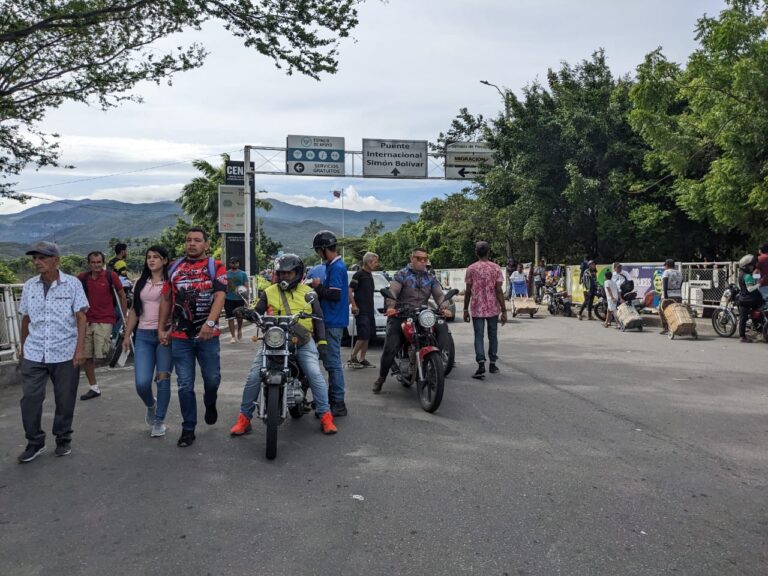 Carros y motos se devolvían al finalizar el puente por operativo en La Parada