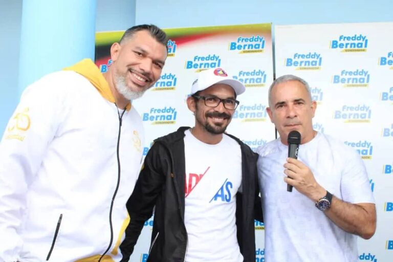 Organización de la Vuelta al Táchira entrega premio al campeón José Alarcón