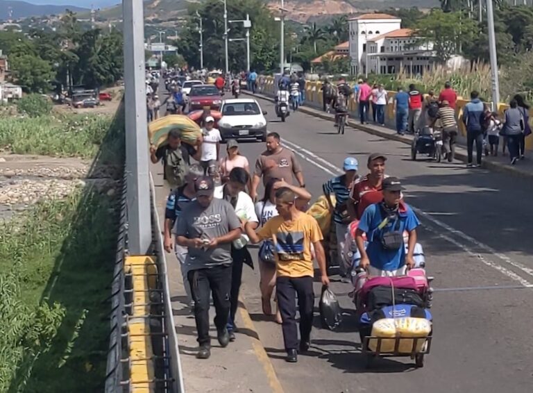Cerca de 17 mil transeúntes cruzan al día el puente Simón Bolívar