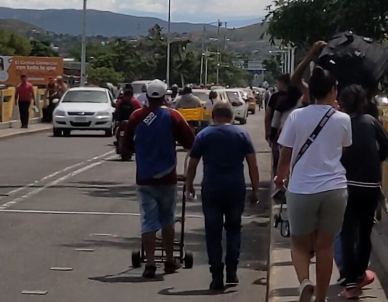 Tarde concurrida y de sol abrasador en frontera