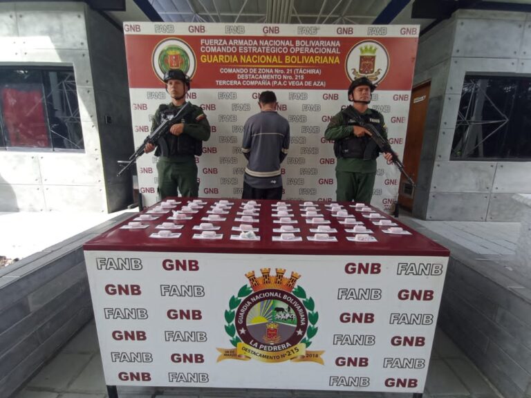 Detienen a un hombre con casi 1 kg de cocaína en su estómago