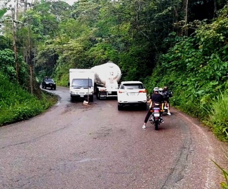Alcantarillas sin tapas podrían ocasionar grave accidente en vía que comunica hacia Copa de Oro