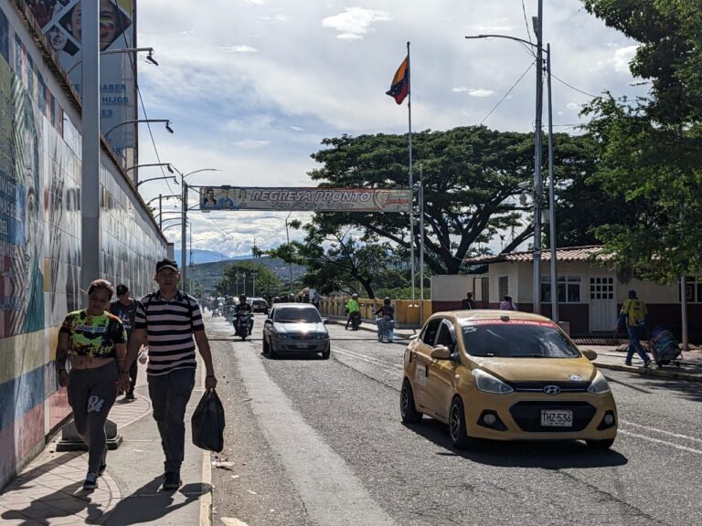 Tarde concurrida y de sol abrasador en frontera
