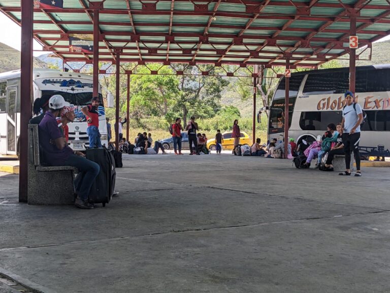 ¿Cuáles rutas interurbanas salen desde el terminal de la frontera?