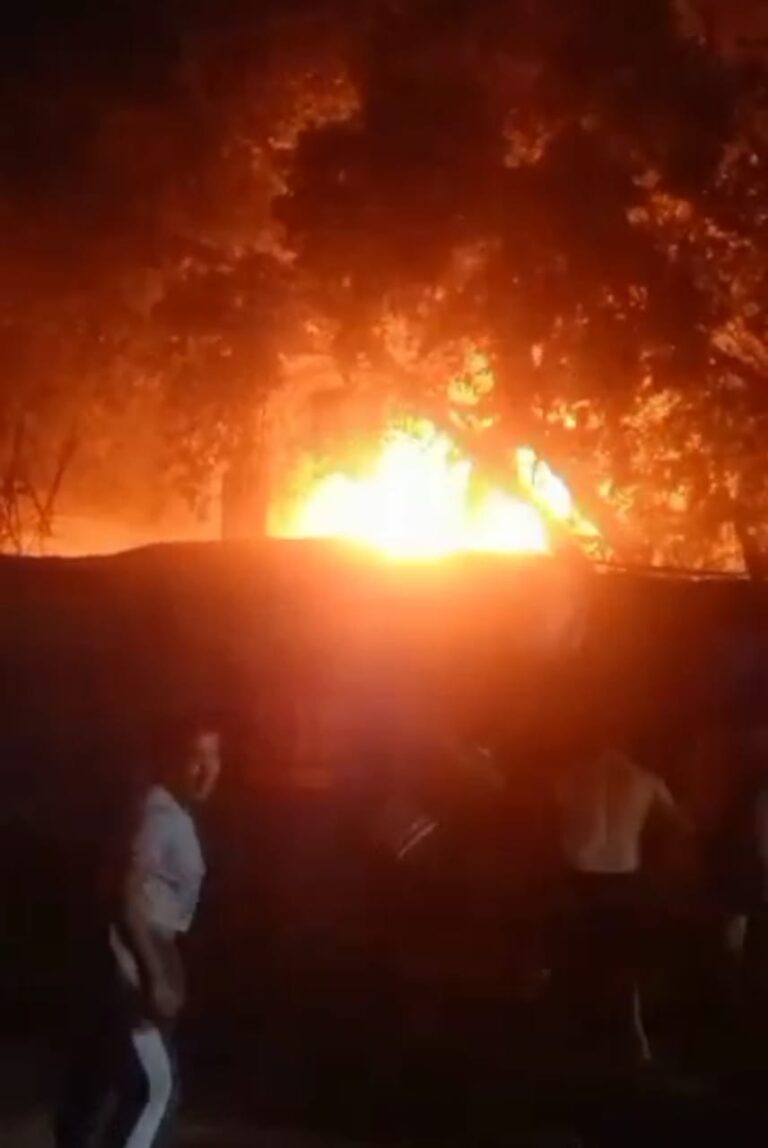 Sofocan incendio en taller de carpintería en Llano de Jorge