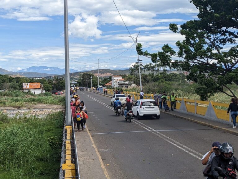 Sin contratiempos el paso por el puente Simón Bolívar