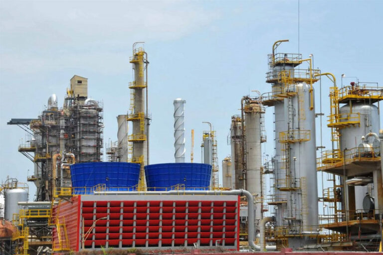 Pdvsa afirma que El Palito cubre 28% de la demanda de gasolina, pero las colas persisten
