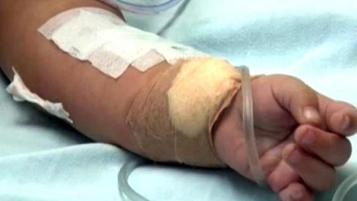 Murió niña de un año por maltrato severo de su madre y su pareja