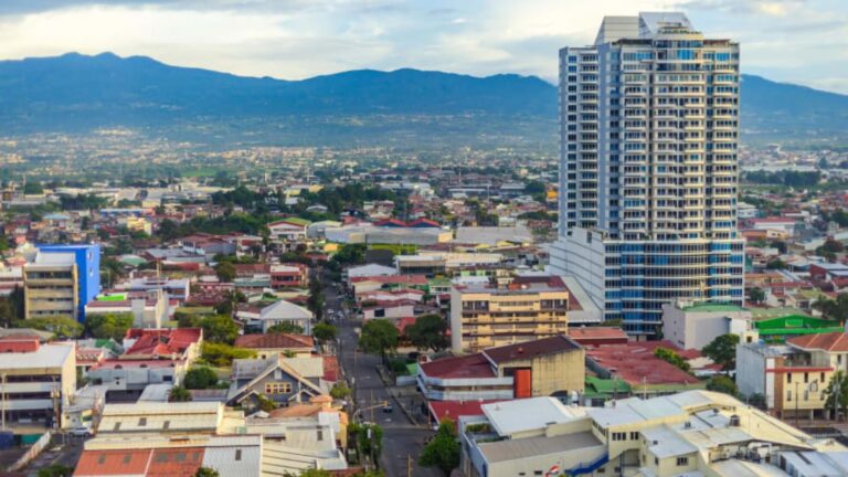 Los tres países de América Latina con el salario mínimo más alto