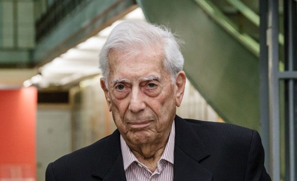 El escritor Mario Vargas Llosa, de 87 años, fue hospitalizado de urgencia por covid-19