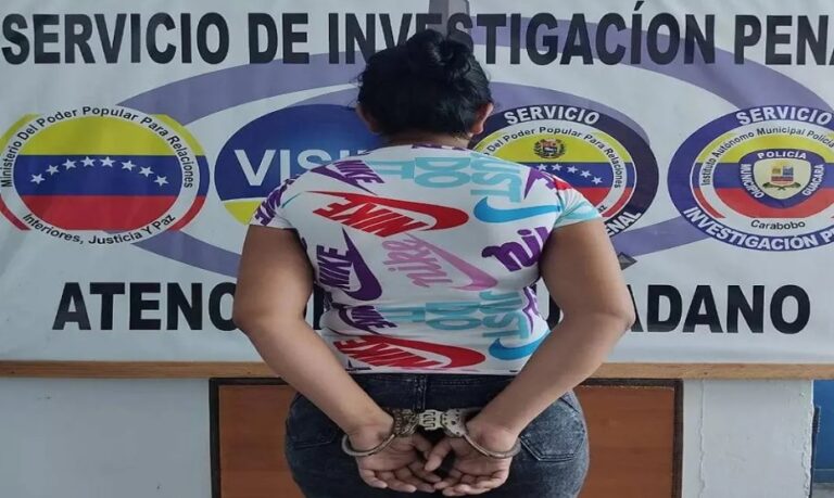 Mujer golpeó a la maestra de su hijo por reprobarlo