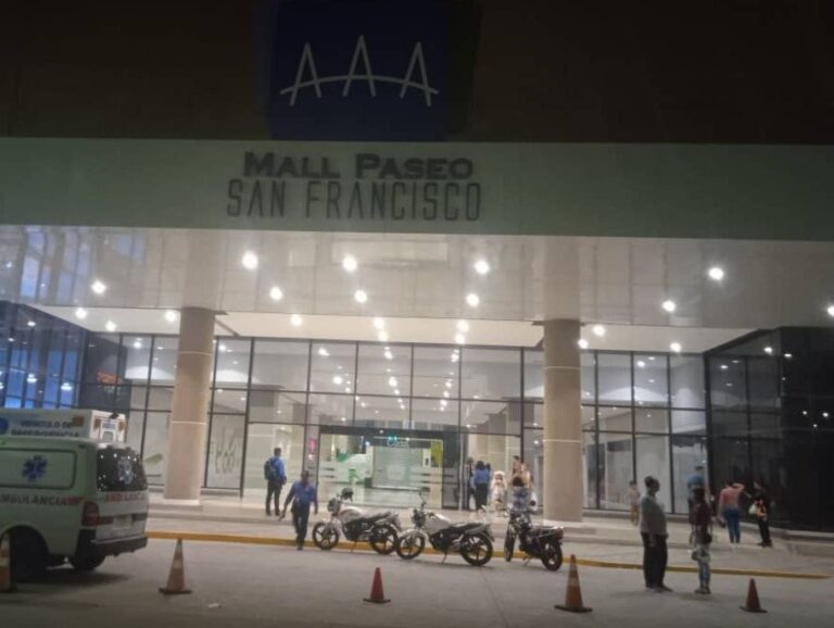 Mujer muere al caer al vacío en centro comercial
