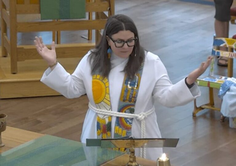 Rezo ‘inclusivo’: pastora luterana genera polémica al afirmar que Dios es ‘no binario’