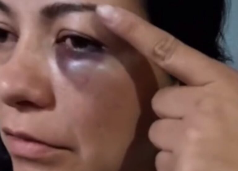 Alumna golpeó brutalmente a su maestra por decomisarle su teléfono celular