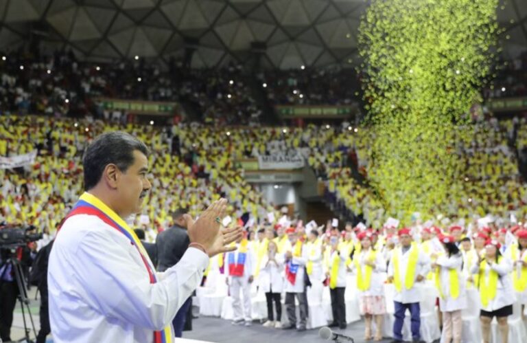 Aprueban programa de becas para financiar estudios a médicos en el exterior