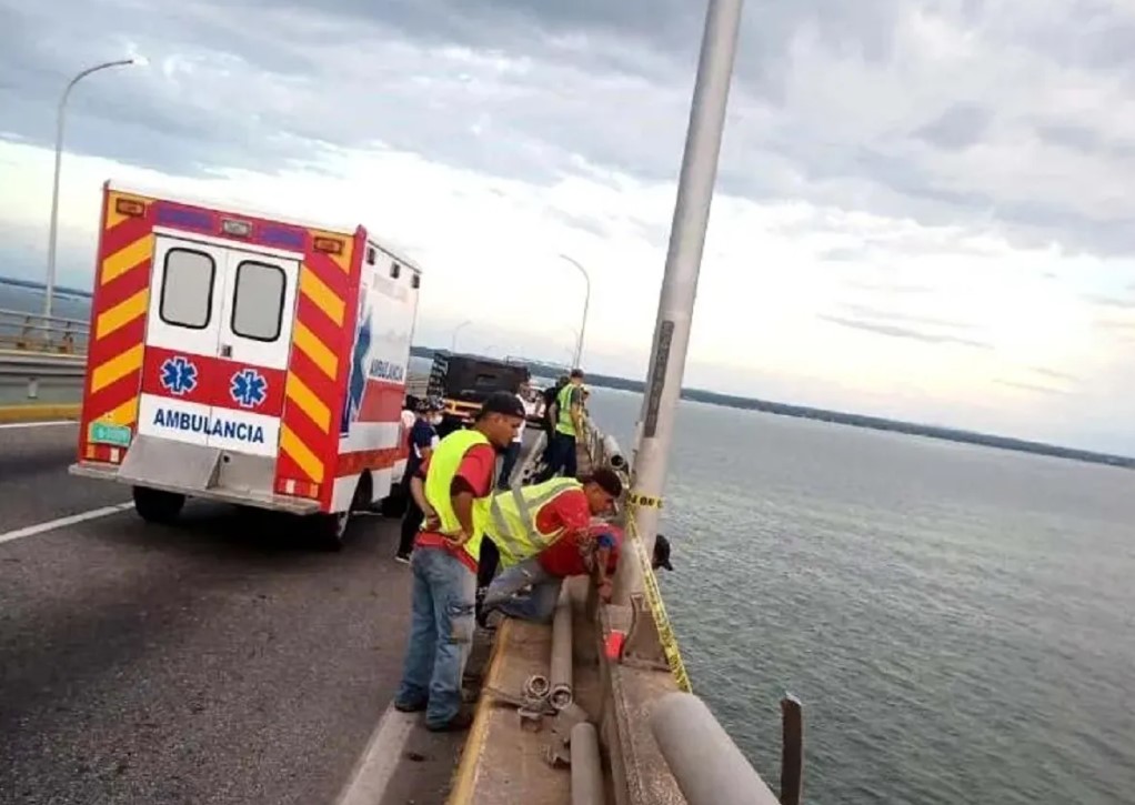 Rescatan cuerpo de uno de los ocupantes de vehículo que cayó del puente sobre el lago de Maracaibo