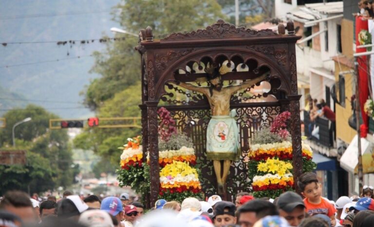 Médicos, en peregrinaje hacia el Santo Cristo