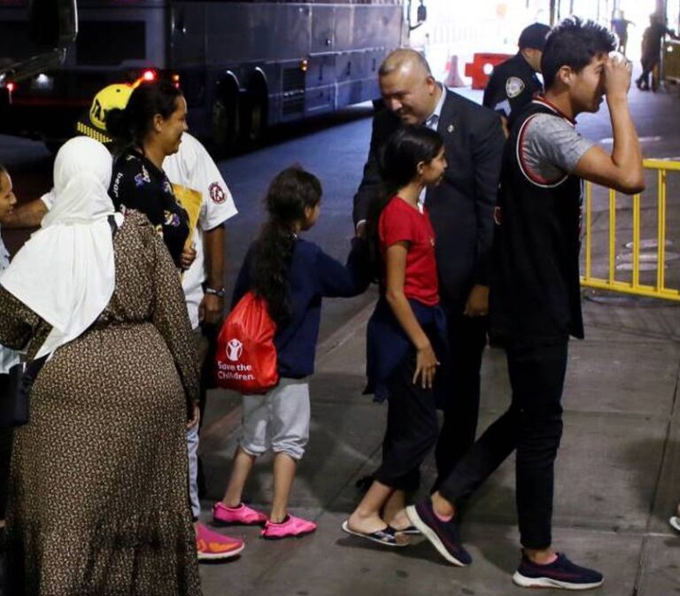 Migrantes en Nueva York pasan la noche al aire libre y en autobuses por falta de espacio en hoteles