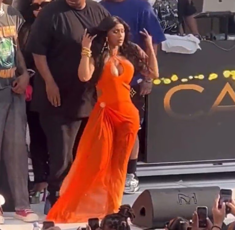 Así reaccionó Cardi B cuando fanático le lanzó cerveza en pleno show