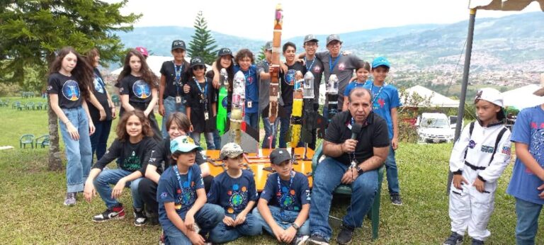 Alumnos del Colegio María Montessori fabricaron cohetes