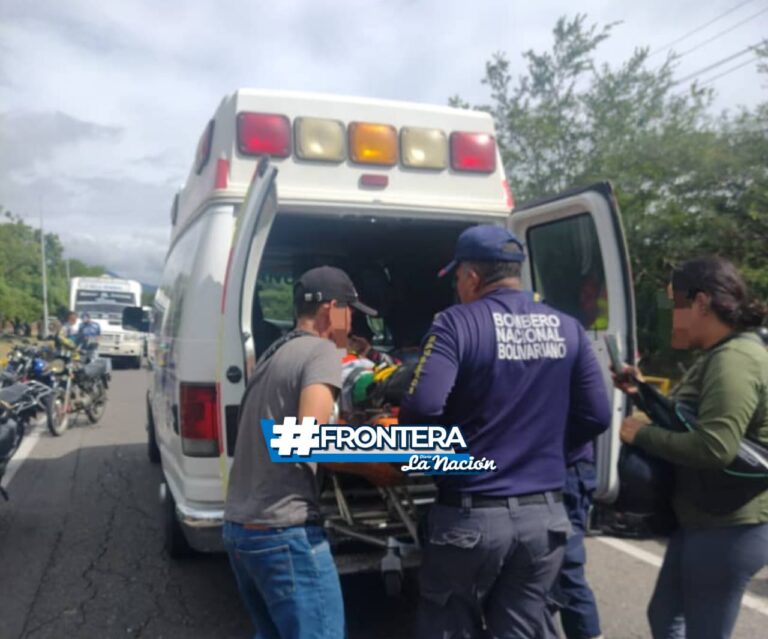 Dos menores y un adulto lesionados en choque entre dos motos en la frontera