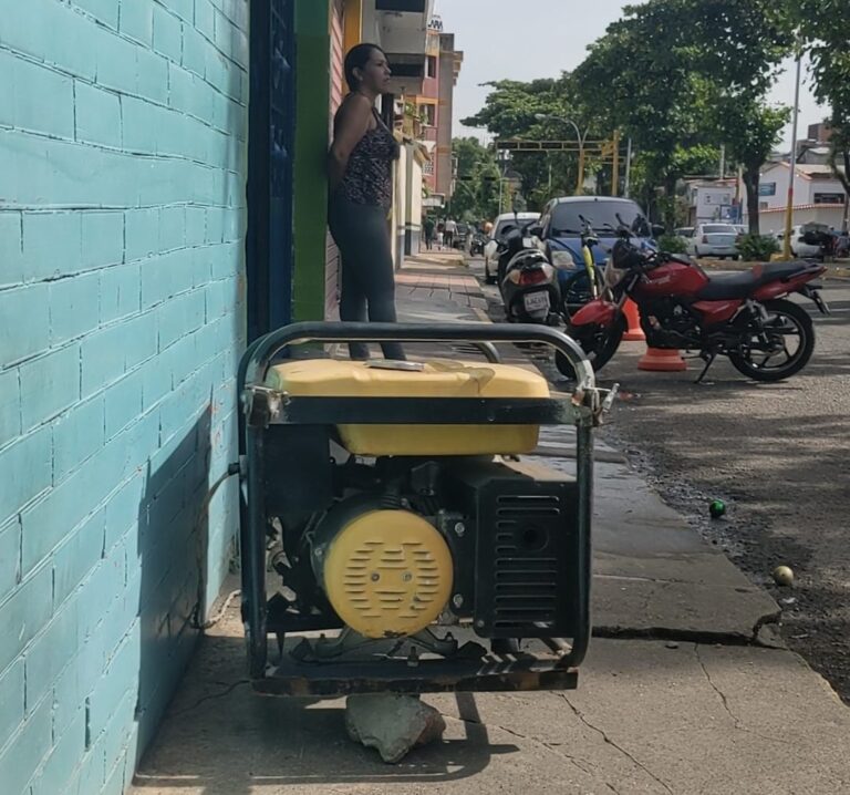 Cortes eléctricos continúan agobiando a comerciantes de frontera
