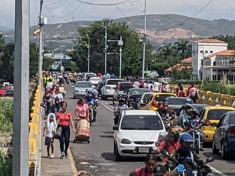 Largas filas para ingresar a Colombia por el puente Simón Bolívar