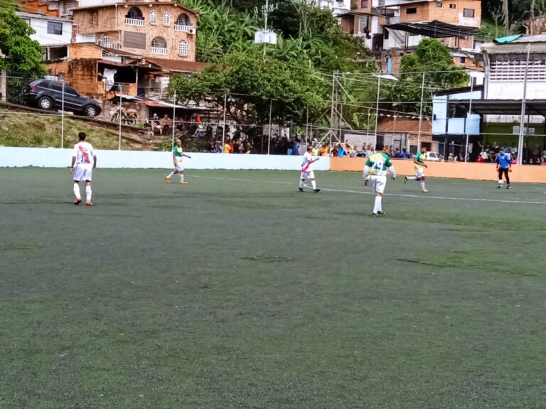 Fútbol SUPRA 50 de Barrio Sucre con 16 equipos
