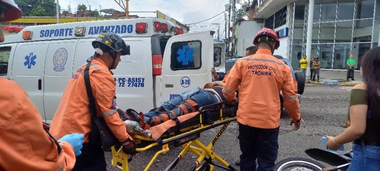 Un lesionado dejó colisión de moto con vehículo en la Quinta Avenida