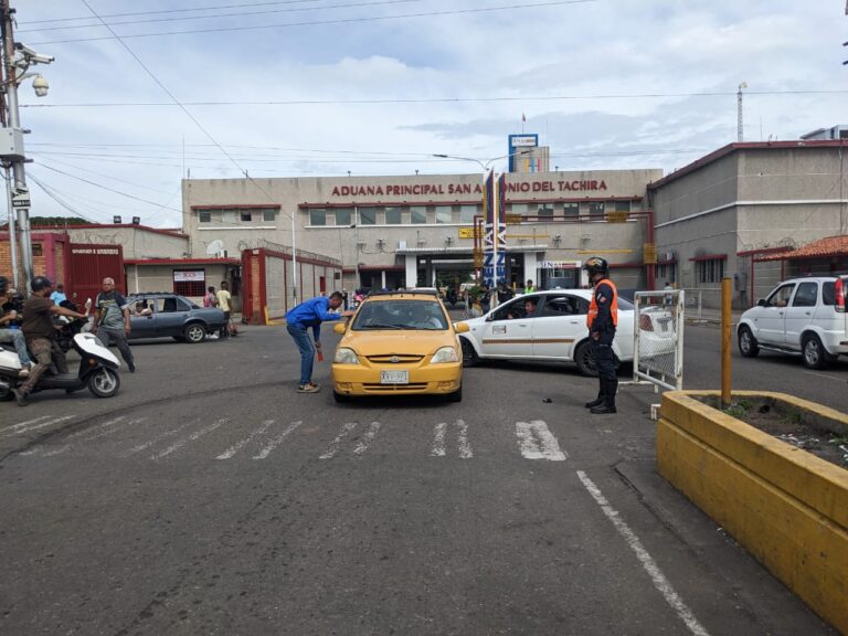 Funcionarios desplegados para el cumplimiento del corredor vial en San Antonio