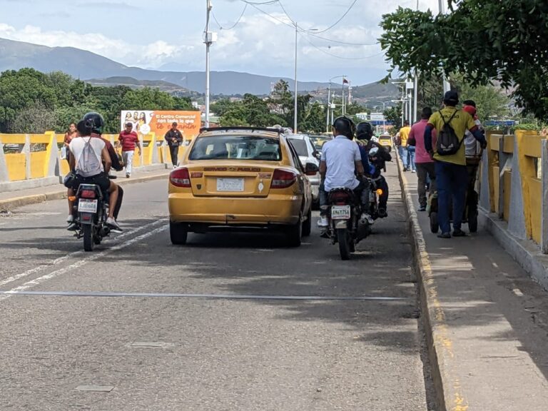 Sin inconvenientes el paso por el puente Simón Bolívar