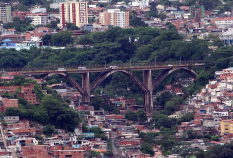 Prohiben al transporte de carga pesada pasar por el viaducto viejo