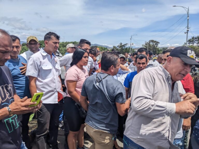 Protestan en el puente Simón Bolívar en rechazo a la nueva resolución del AMC