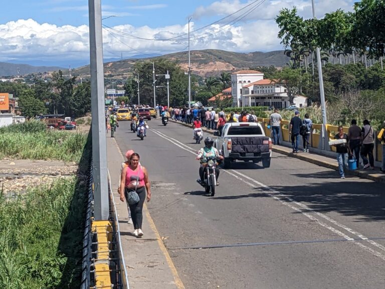 Sin contratiempos el tránsito por el puente Simón Bolívar