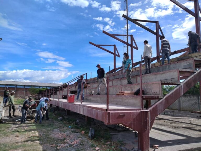 Construyen segundo módulo de graderías en el Polideportivo El Caney en Ureña