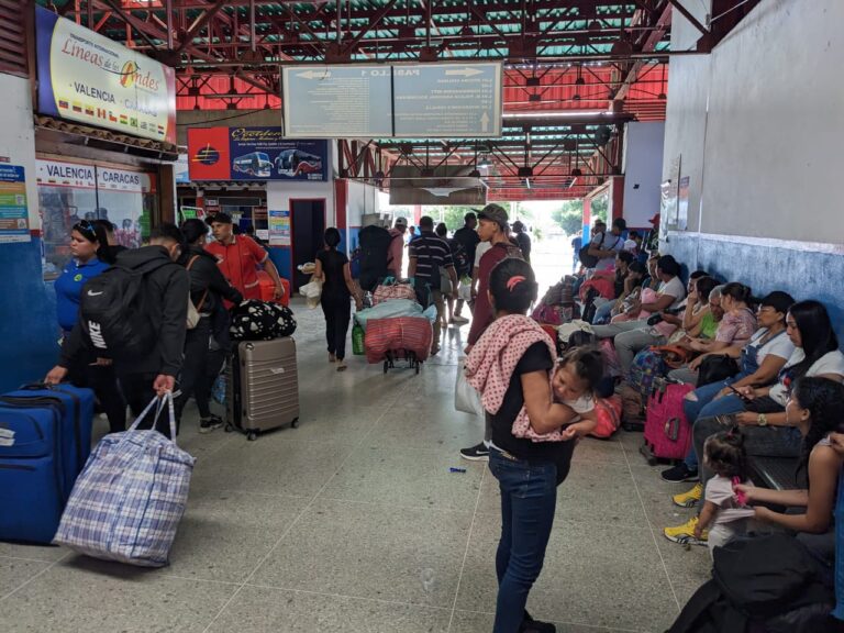 Más de mil pasajeros salen a diario del terminal de pasajeros de San Antonio