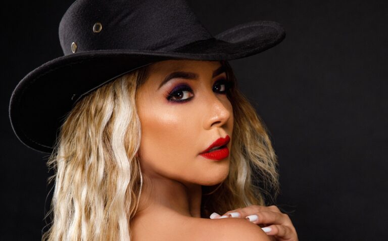 La cantante ecuatoriana Karla Cueva impacta con ” la farsa ” en el Top Global