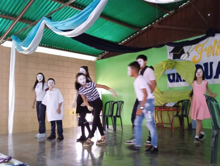 Expresiones teatrales en escuela La Victoria