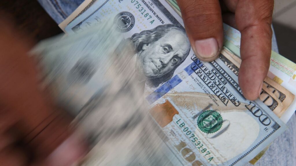 En picada salarios dolarizados en Venezuela por aumento del costo de la vida en esa moneda