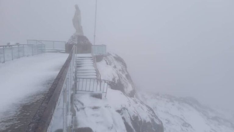 Se registró nevada en el Pico Espejo este domingo
