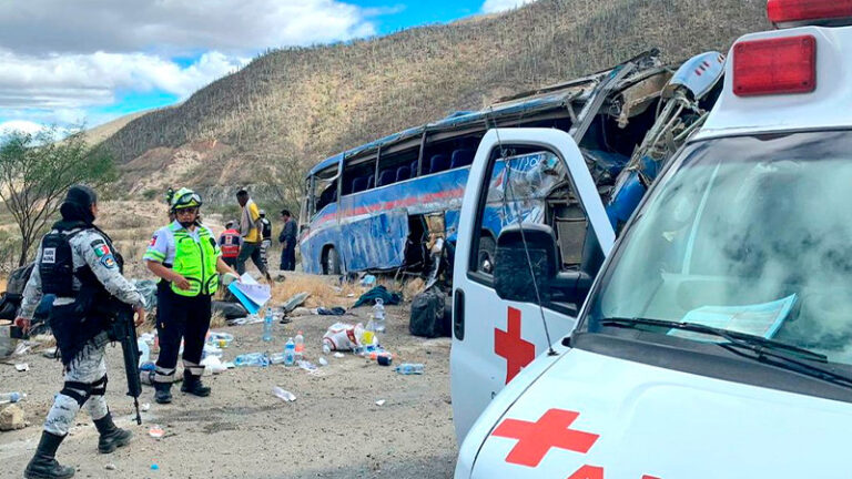 Sube a 17 el número de muertos en accidente en México