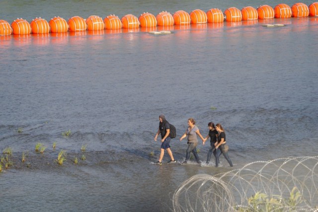 Escalofriante hallazgo: Encontraron un cuerpo en boyas antimigrantes que Texas puso en la frontera con México