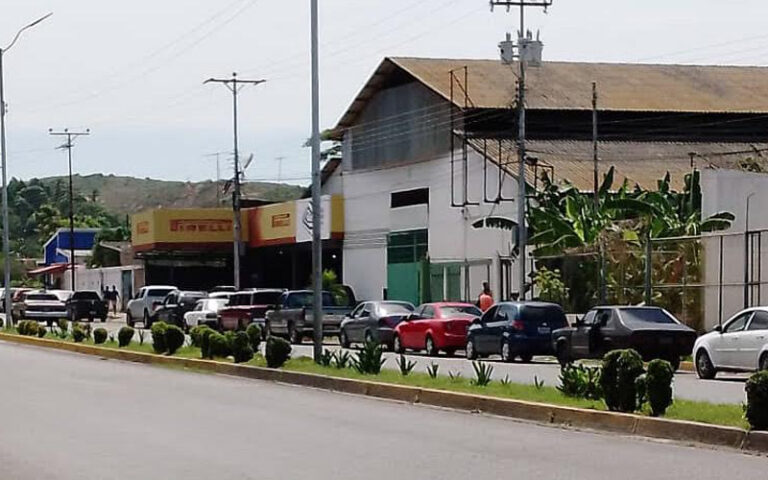 En Sucre usuarios se quejan de largas colas y desabastecimiento de combustible