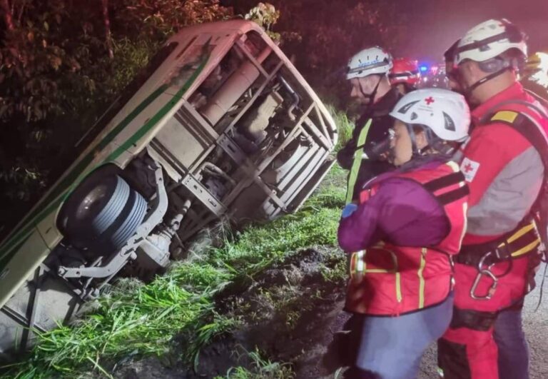 Migrantes venezolanos resultan heridos en accidente de autobús en Costa Rica