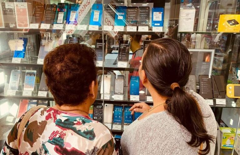 Se requieren 10 sueldos mínimos para adquirir teléfonos inteligentes más económicos